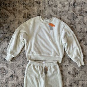 Sweatshirt, sweatpants set plushy set.